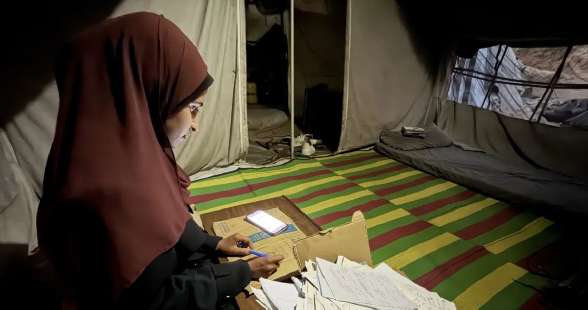 إرادة الحياة تصنع المستحيل: كيف يبدع الغزيّون في الخيام لإنقاذ التعليم من تحت الأنقاض؟